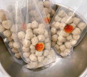 Bò viên người hoa tem đỏ 